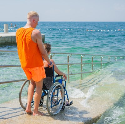 Plaže za osobe s invaliditetom u Hrvatskoj (2026) – vodič za pristupačan i siguran odmor